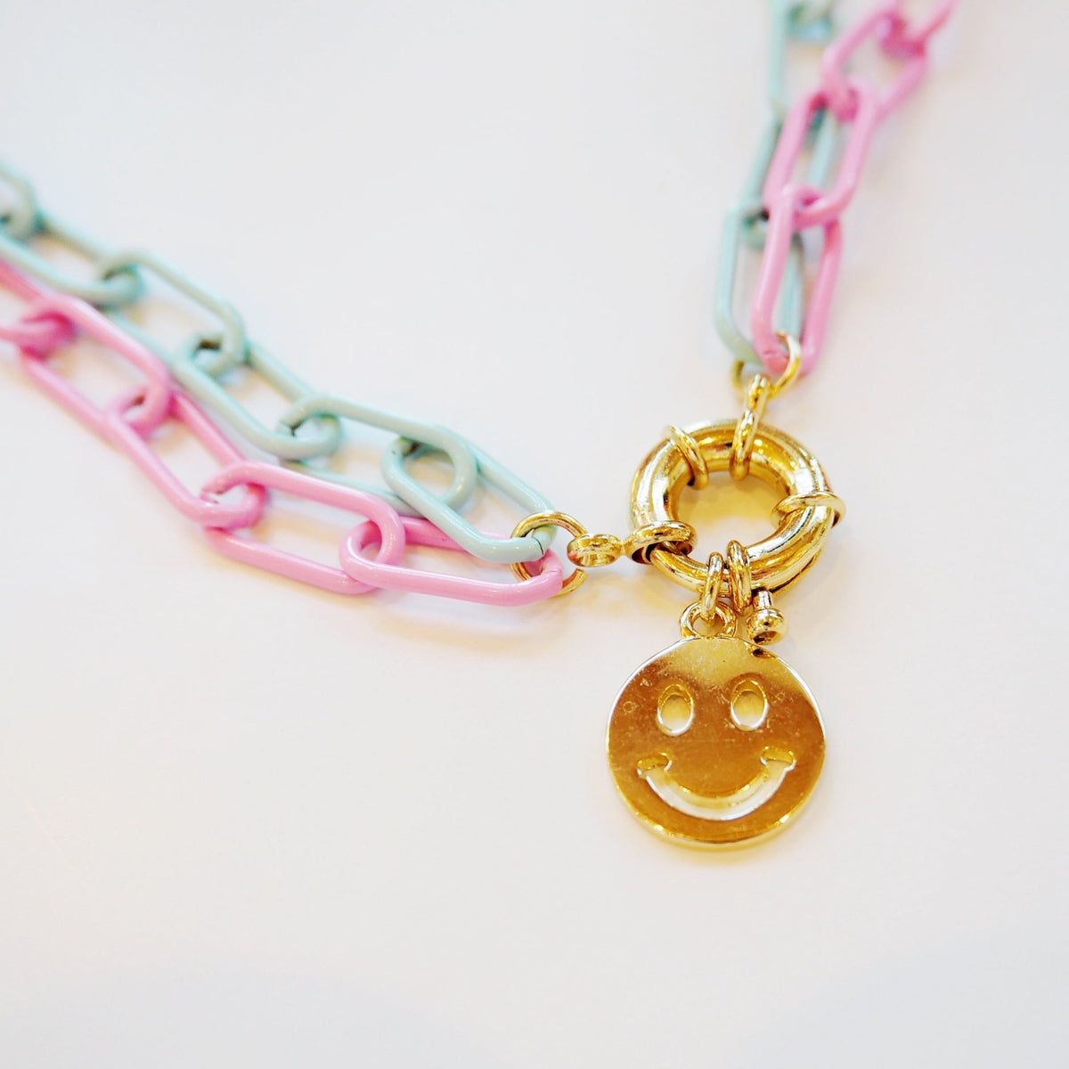 http://girlbebrave.com/cdn/shop/products/smiley-face-chain-necklace-695062_1200x1200.jpg?v=1697607324